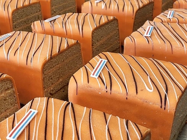 Oranje marsepeincake